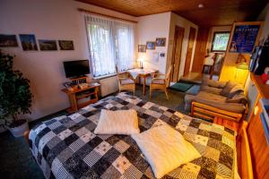 um quarto com uma cama e uma sala de estar em Ferienhaus Kahl em Ilmenau