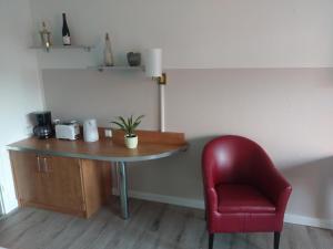 ハーネンクレー・ボックスヴィーゼにあるBerg Harmonie Haus 4 Jahreszeitenの赤い椅子、テーブル、デスク