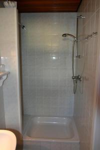 a bathroom with a shower and a bath tub at De kleene Linde in Heiligenhafen