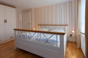 a bedroom with a bunk bed with a wooden floor at Gustavs Apartment in Zingst