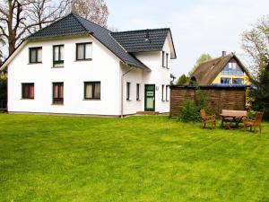 ツィングストにあるHütigendachs, FW 7の芝生の庭のある大きな白い家