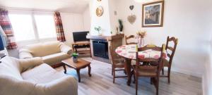 un salon avec une table et une salle à manger dans l'établissement APARTAMENTO SOLANO - VIRGEN DE LA VEGA - ALCALÁ IDEAL MONTAñA Y RELAX, à Teruel