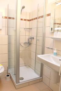 Bathroom sa Wohnung 2 - G Pape - schöne Terassenwohnung mit sep Ankleidezimmer, kostenloses WLAN, Longstay Rabatt, Nähe Dünenpark
