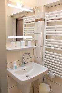 Bathroom sa Wohnung 2 - G Pape - schöne Terassenwohnung mit sep Ankleidezimmer, kostenloses WLAN, Longstay Rabatt, Nähe Dünenpark