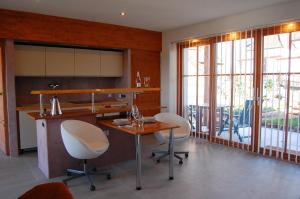 Studio Via Claudia Augusta في Denklingen: مطبخ مع طاولة و كرسيين بيض