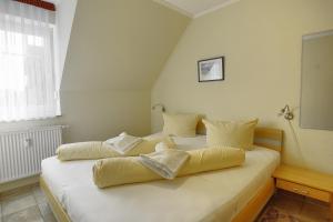 a bedroom with two beds in a room at Sonne, Whg 4 in Zingst