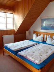 2 camas en una habitación con ático en Landhaus-Marwede App 5 en Haffkrug