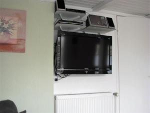 エッカーンフェルデにあるDaniel-Ferienhaus 1の薄型テレビが備わります。