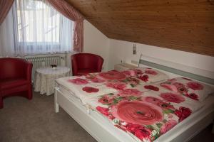 Ένα ή περισσότερα κρεβάτια σε δωμάτιο στο 4-Sterne Wohnung im Dachgeschoss
