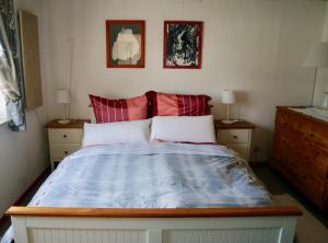 a bedroom with a bed with a blue comforter at Die alte Kate in Tribohm