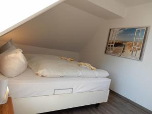プレローにあるResi A6のベッドルーム1室(壁に絵が描かれたベッド1台付)