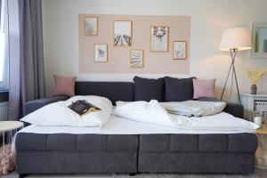 ein Sofa mit Kissen darauf im Wohnzimmer in der Unterkunft Bachwiesen 1 in Grömitz