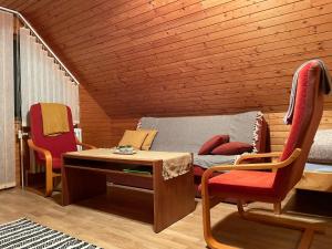 A seating area at Apartmán na hranici
