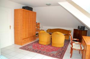 ein Wohnzimmer mit 2 gelben Stühlen und einem Tisch in der Unterkunft Privatzimmer Ehrhardt Nr.1 - [#11338] in Burg auf Fehmarn