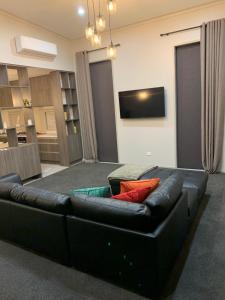 TV a/nebo společenská místnost v ubytování Executive-style home away from home.