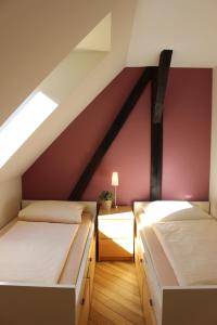 two beds in a room with a attic at Bauernhof Höpner "Im Backhaus" in Vadersdorf