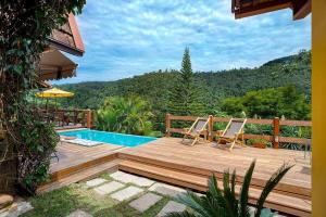 Piscina a Casa Serrana, 4 quartos com ar e piscina aquecida em meio à Natureza de Itaipava o a prop
