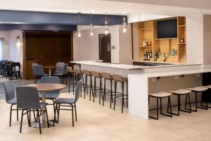 a restaurant with a bar with chairs and tables at Best Western Premier Keizer Salem Hotel in Keizer