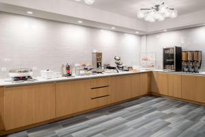 Kuchyň nebo kuchyňský kout v ubytování Best Western Premier Keizer Salem Hotel
