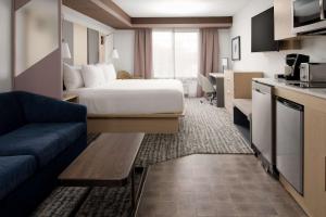 Kuchyň nebo kuchyňský kout v ubytování Best Western Premier Keizer Salem Hotel