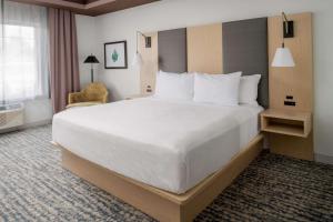 Postel nebo postele na pokoji v ubytování Best Western Premier Keizer Salem Hotel