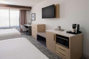 Postel nebo postele na pokoji v ubytování Best Western Premier Keizer Salem Hotel