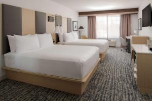 Postel nebo postele na pokoji v ubytování Best Western Premier Keizer Salem Hotel