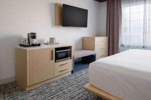 Postel nebo postele na pokoji v ubytování Best Western Premier Keizer Salem Hotel