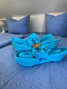a blue flower sitting on top of a bed at Seenebel in Prerow