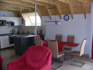 a kitchen and dining room with a table and chairs at Ferienhaus Klapötke in Dorum