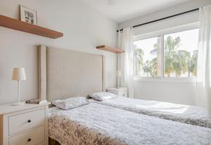 Postel nebo postele na pokoji v ubytování Beautiful townhouse beachfront + 14 fotografií
