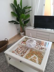 ein Tablett mit Donuts auf einem Tisch im Wohnzimmer in der Unterkunft Penthouse in Casares