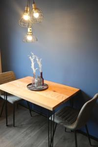 mesa de comedor con 2 sillas y lámpara en BLUMENSTIL Ferienwohnungen 3 en Bad Salzungen