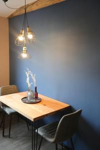 mesa de comedor con 2 sillas y 2 luces en BLUMENSTIL Ferienwohnungen 3 en Bad Salzungen