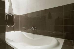 アムステルダムにあるAdam & Eve - Apartmentの白い洗面台とシャワー付きのバスルーム +19枚の写真