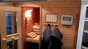 ein kleines Zimmer mit Sauna in einem Haus in der Unterkunft Studio Summer Garden in Trassem