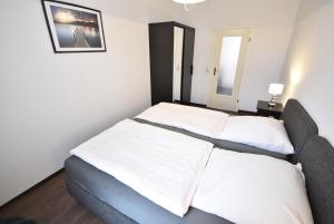 シュヴェリーンにあるAm Schloss 17のベッドルーム1室(白いシーツが備わるベッド1台付)