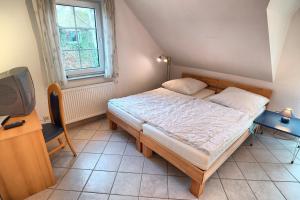 ツィングストにあるStrandbieneの小さなベッドルーム(ベッド1台、テレビ付)