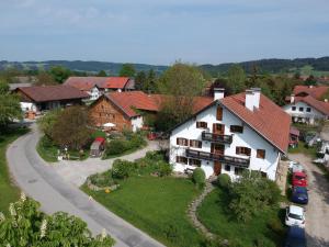 una vista aérea de una casa en un pueblo en Biohof Neihausmo en Böbing