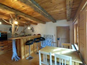 uma sala de jantar com uma mesa de madeira e cadeiras em Biohof Neihausmo em Böbing