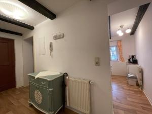 um quarto com um radiador verde num quarto em Apartment No10 em Quedlinburg