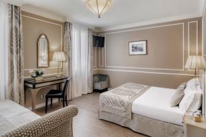 Habitación de hotel con cama y escritorio en Hotel Nuovo Teson, en Venecia