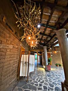 奇格納瓦潘的住宿－Mi Ranchito Chignahuapan Hotel，用餐室设有吊灯,天花板上挂着吊灯