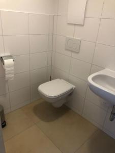 A bathroom at Trafohaus