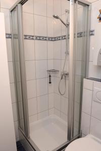 um chuveiro na casa de banho com WC em Fewo 91 WHG A 5 in Burhave em Burhave