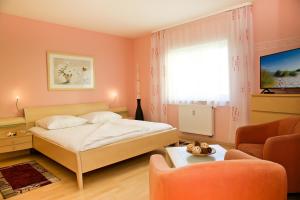 um quarto com uma cama e uma sala de estar em Ferienwohnung Oase102 em Kühlungsborn