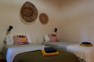 2 łóżka w pokoju z ręcznikami w obiekcie Complejo Rural Pajar de Bento w mieście Agulo