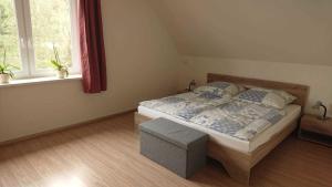 um quarto com uma cama e uma janela em FeWo1 Griese em Damnatz