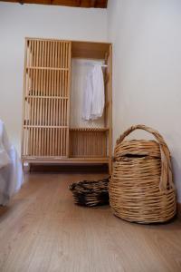 una cesta de mimbre sentada en el suelo en una habitación en Complejo Rural Pajar de Bento, en Agulo