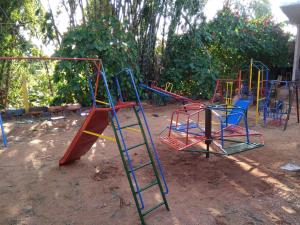 un patio con juegos coloridos en Hotel Natureza Foz, en Foz do Iguaçu